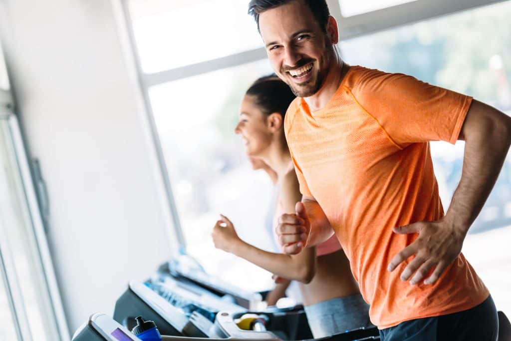 man en vrouw sporten